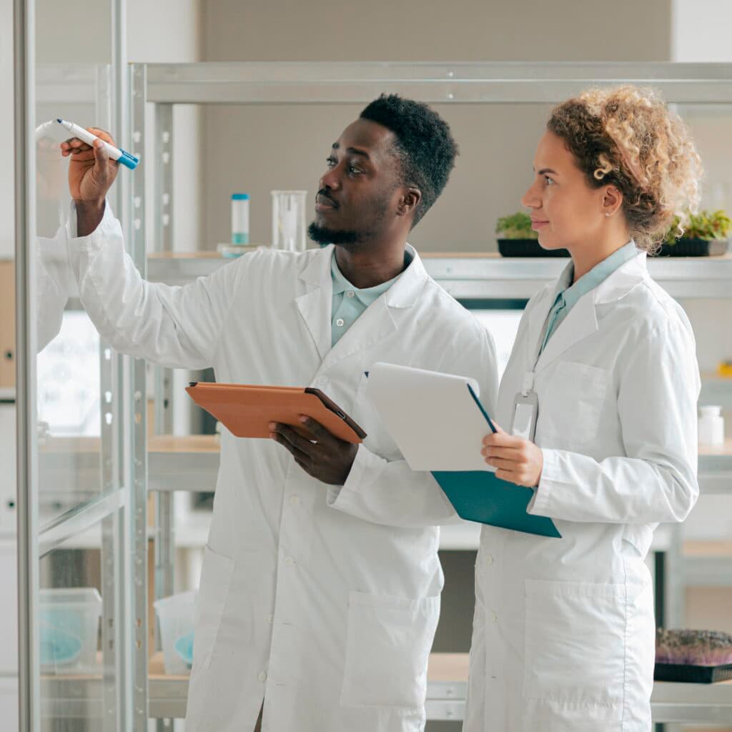 Pesquisadores em laboratório de biotecnologia