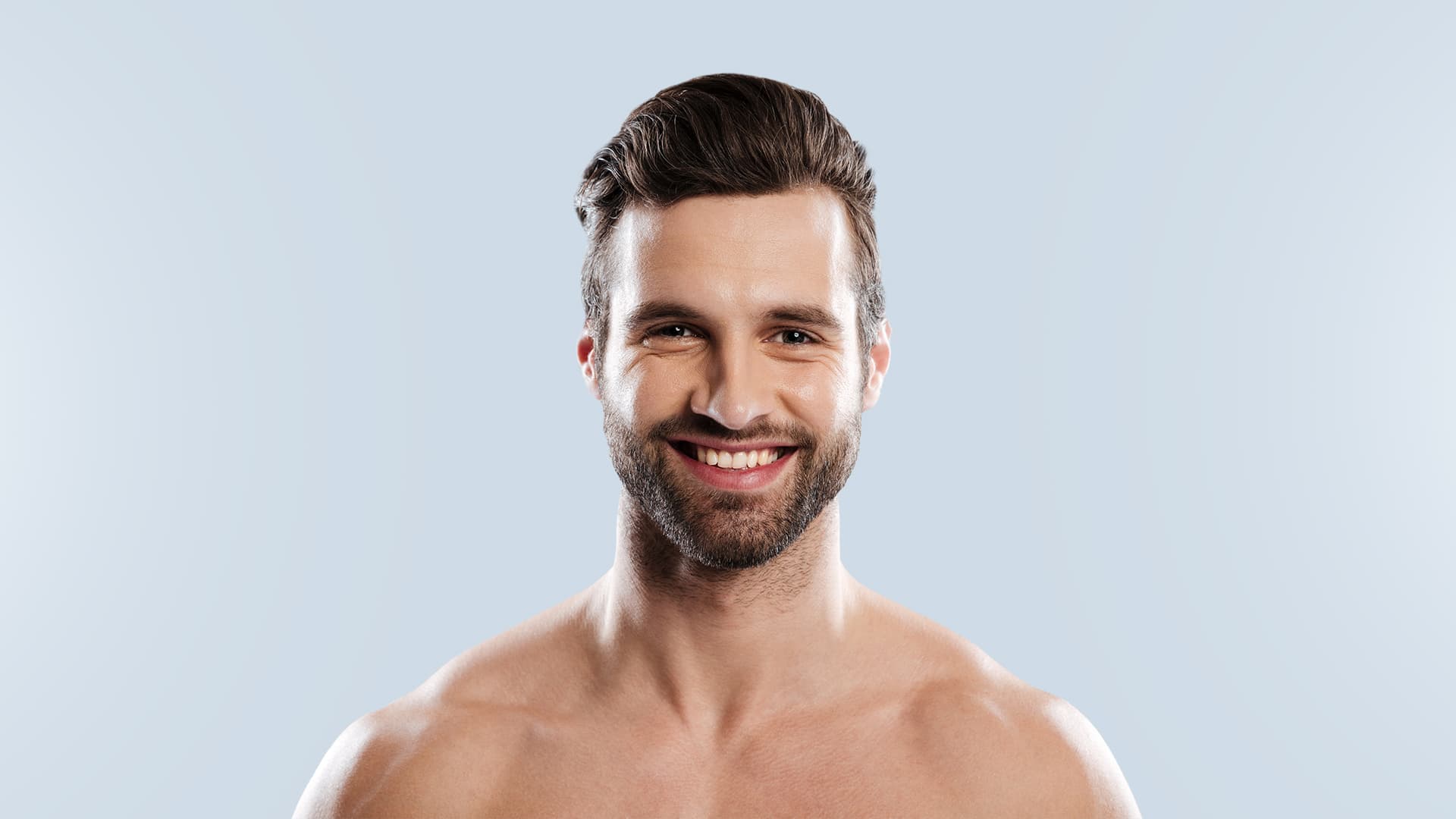 Homem sorrindo de frente para a câmera