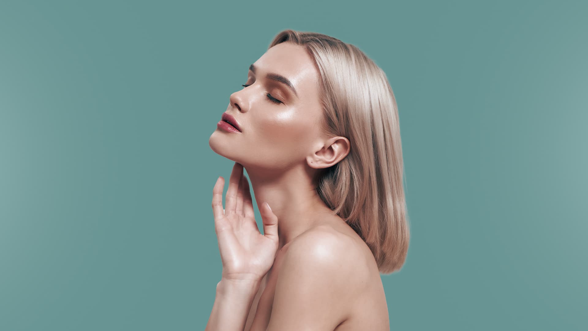 Mulher de perfil com os olhos fechados, tocando o rosto